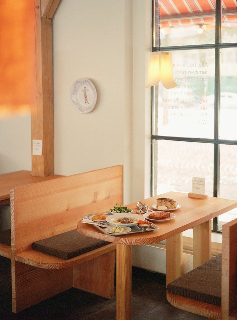 Alle Tiders, tray with food